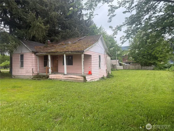 a view of a house with backyard and garden
