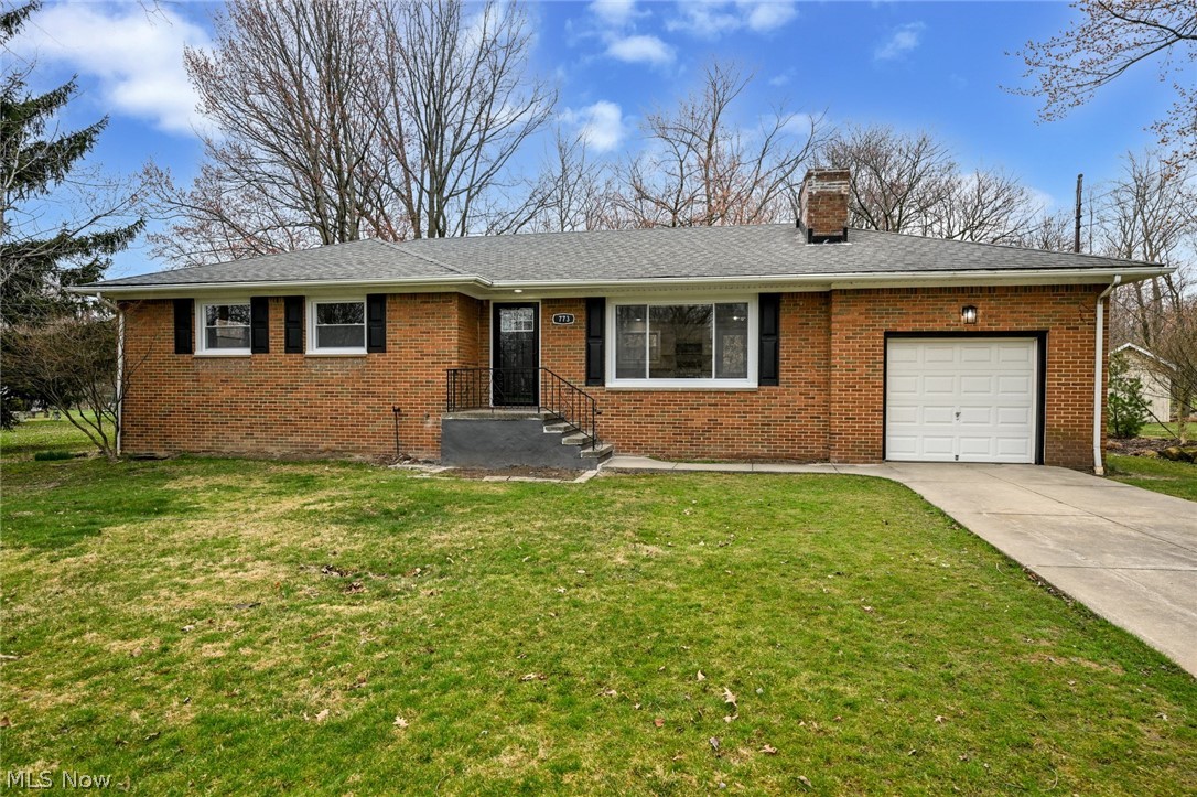 Ranch-style house with a front lawn and a​​‌​​​​‌​​‌‌​‌‌​​‌​​​​‌​​​‌‌​‌‌‌ garage