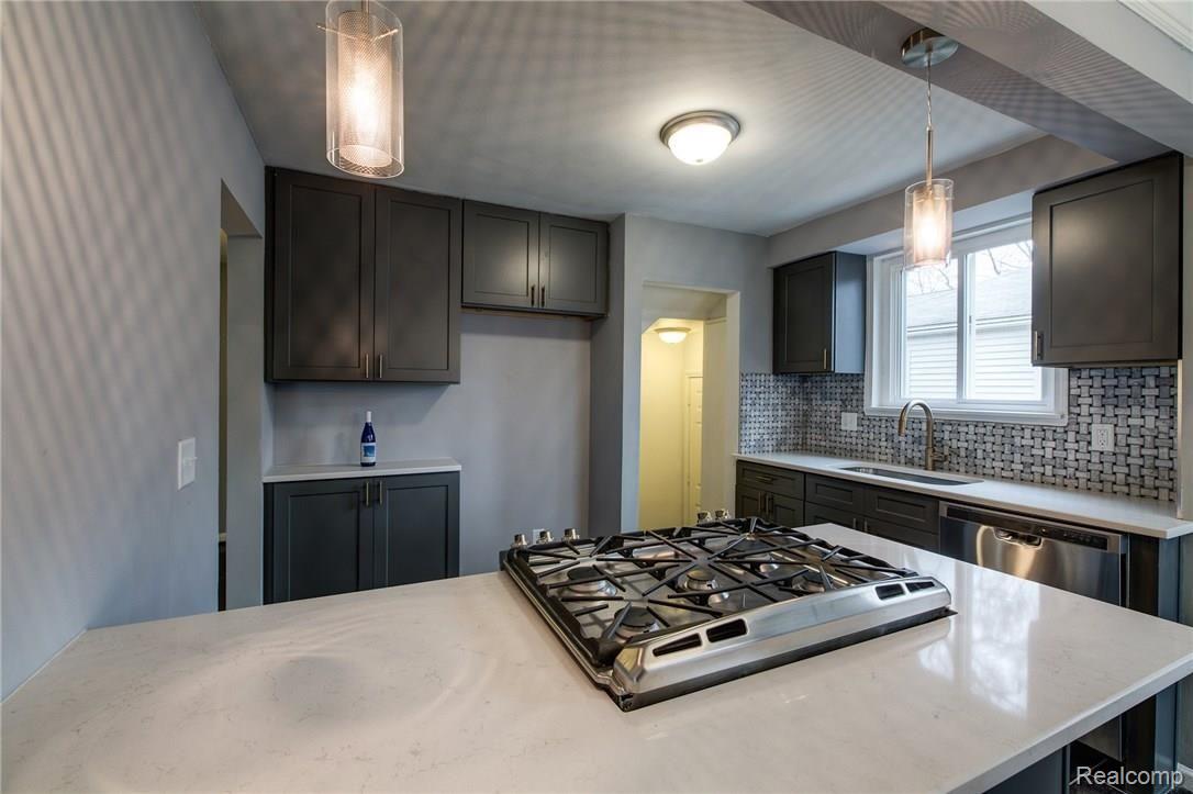 800 Columbia Road Berkley, MI 48072 - Photo 5 of 29 kitchen.jpg