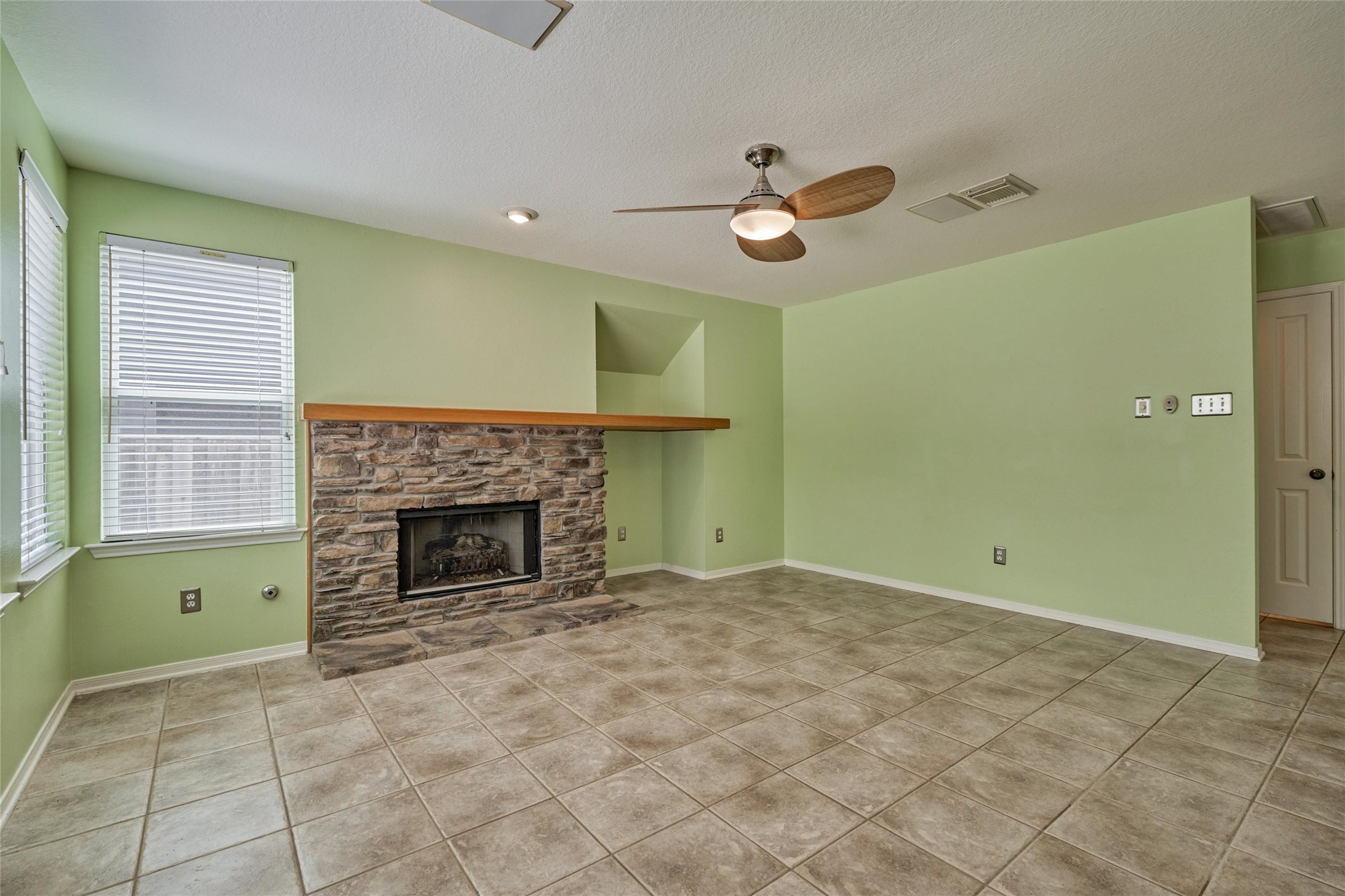 59 West Gaslight Place Spring, TX 77382 - Photo 14 of 47 Family room. Interior paint is now white