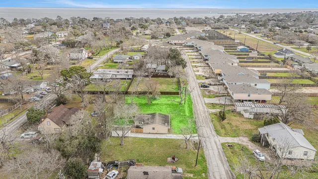 $44,000 | 402 Bay Oaks Drive, La Porte, TX 77571