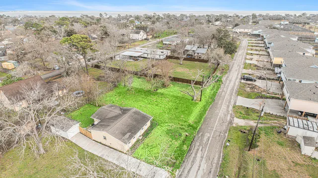 $44,000 | 402 Bay Oaks Drive, La Porte, TX 77571