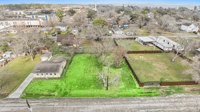 $44,000 | 402 Bay Oaks Drive, La Porte, TX 77571