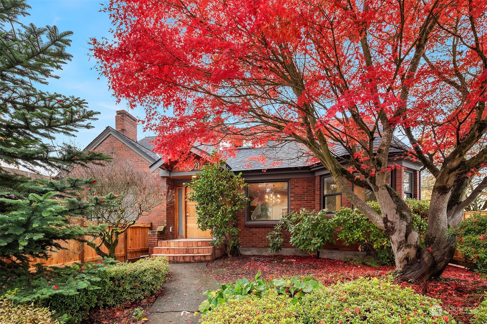 8021 Wallingford Avenue North Seattle, WA 98103 - Photo 37 of 39 a front view of a house with a garden