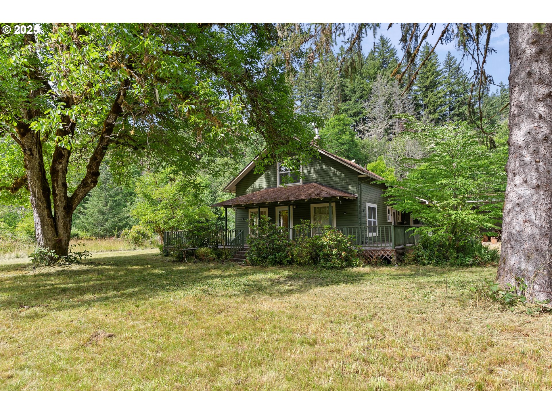 83015 Peninsula Road Fall Creek, OR 97438 - Photo 22 of 40 a backyard of a house with table and chairs