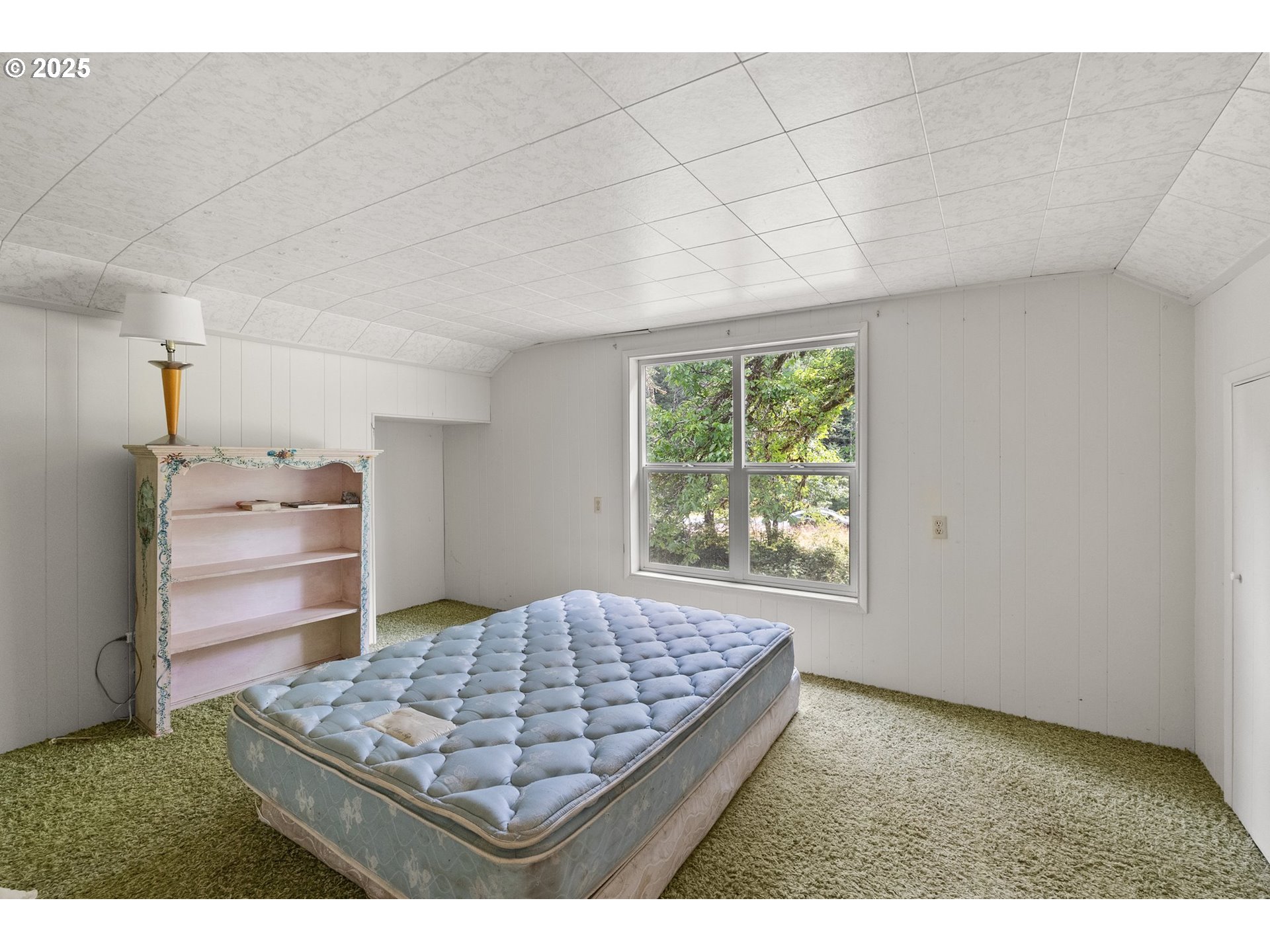 83015 Peninsula Road Fall Creek, OR 97438 - Photo 23 of 40 a bedroom with a bed and a window
