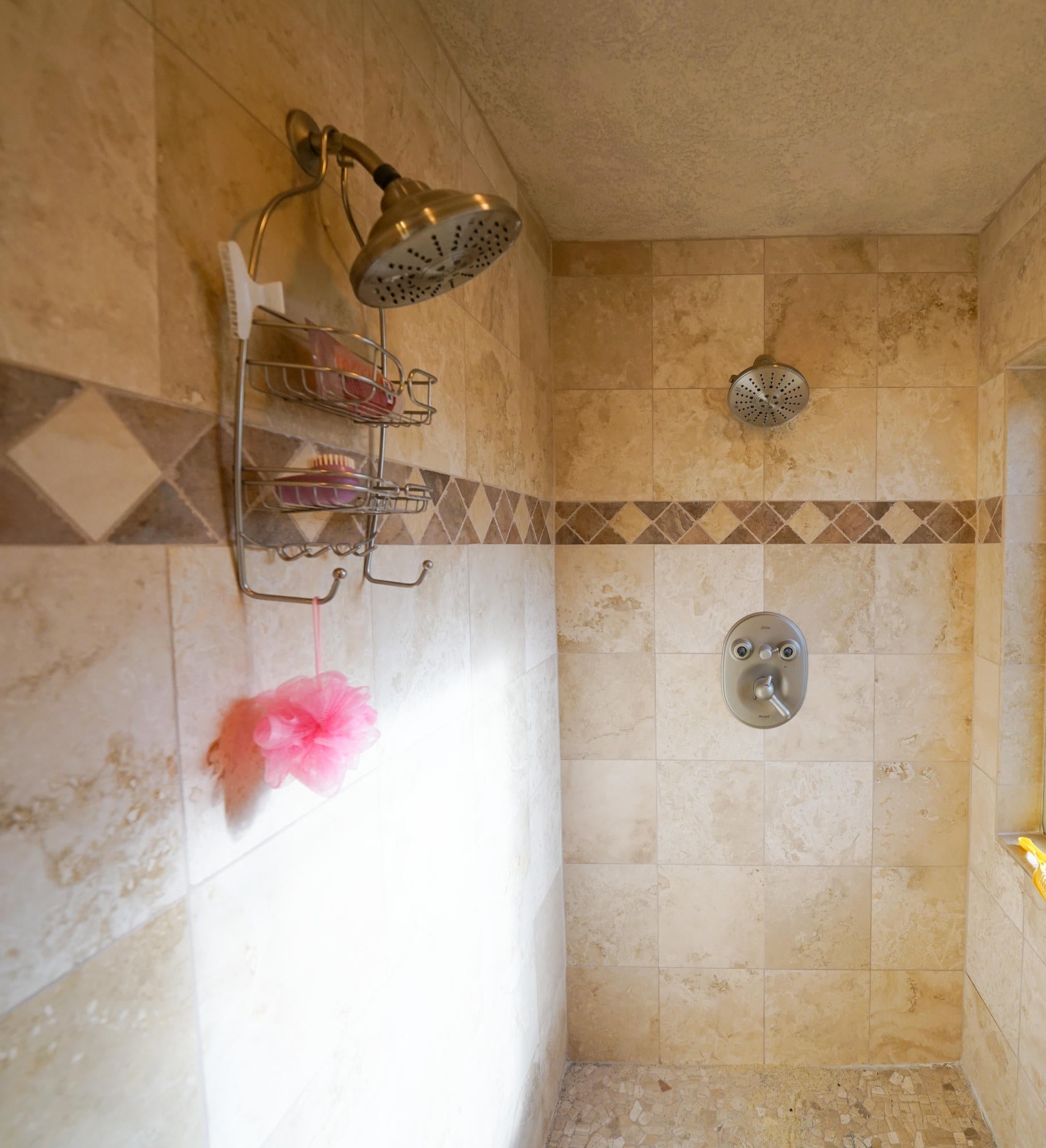 1961 Bluegrass Drive Central Point, OR 97502 - Photo 25 of 36 MASTER BATH 003
