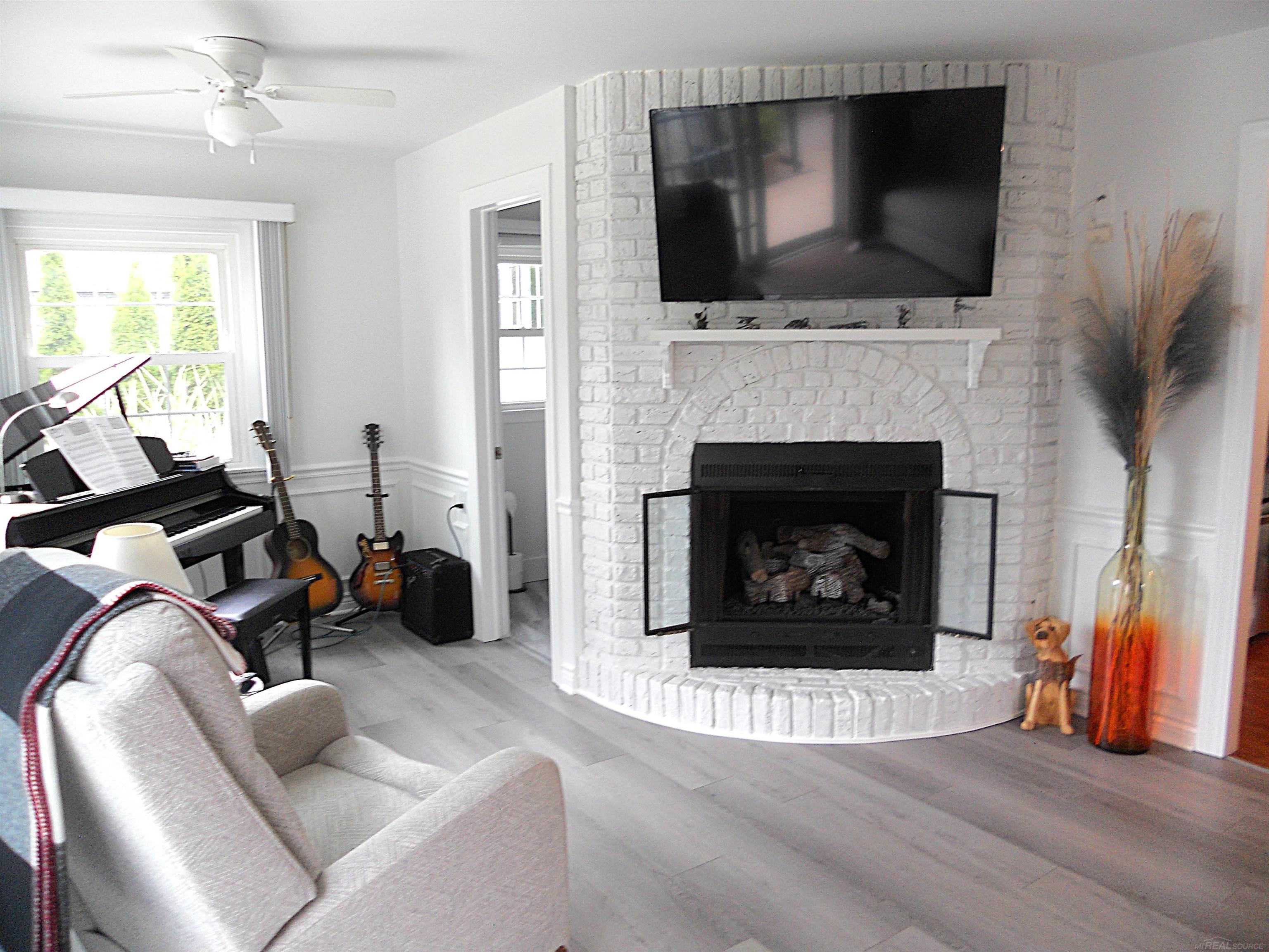 625 Rewold Drive Rochester, MI 48307 - Photo 11 of 69 50213110-a48fb39f-04fa-4d68-a753-9150301dfb86.JPG