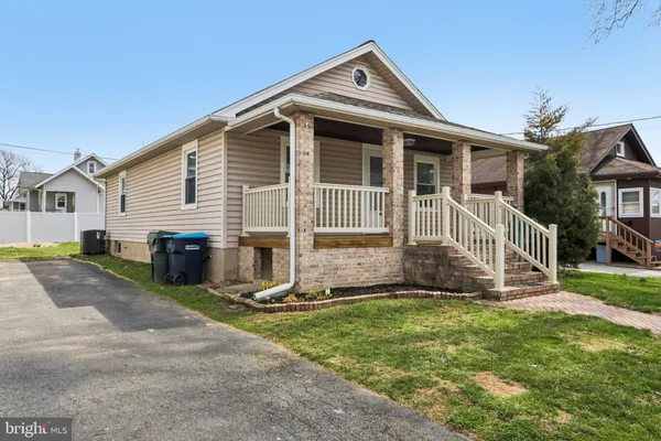 a view of house with a yard