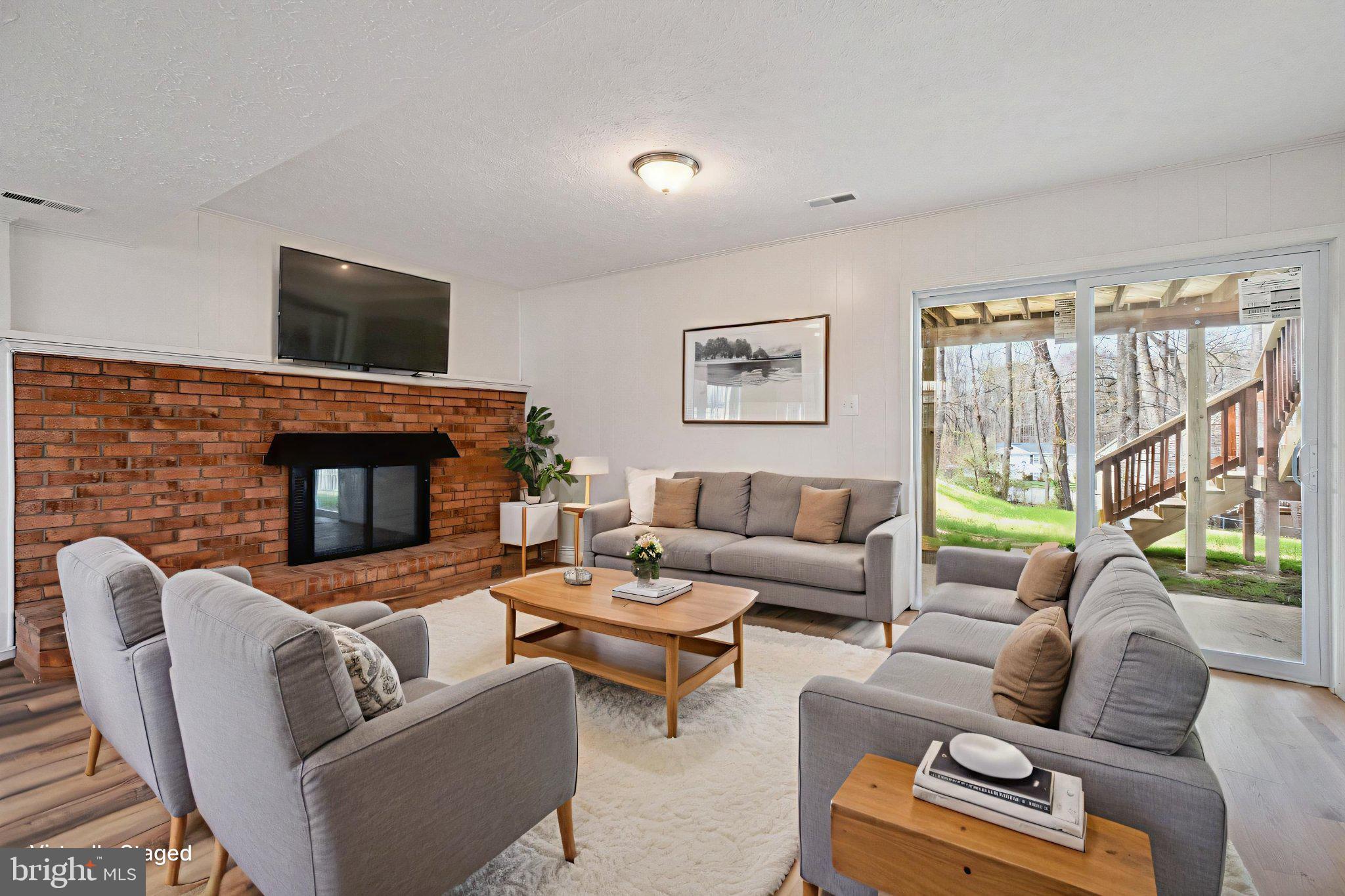 6803 Middlefield Road Fort Washington, MD 20744 - Photo 25 of 36 Cozy living space with natural light.