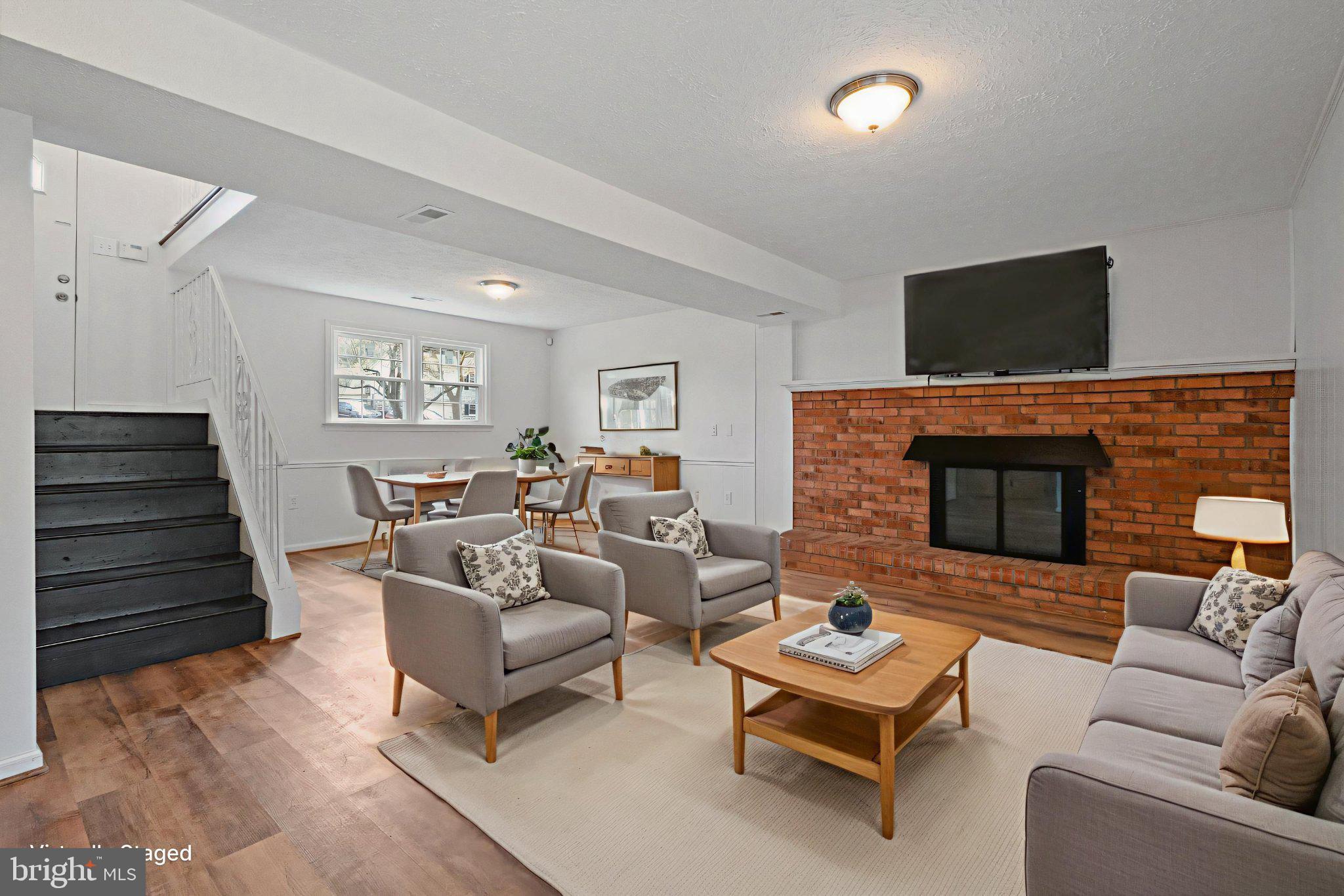 6803 Middlefield Road Fort Washington, MD 20744 - Photo 27 of 36 Inviting living space with warm accents.