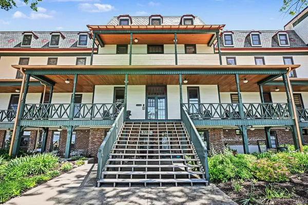 $465,000 | 1 Park Avenue, Unit 204, Winona Lake, IN 46590