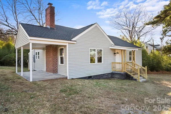 a view of a house with a yard