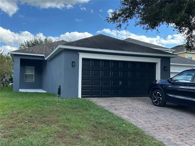 a view of a house with a yard