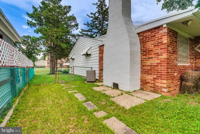 a view of backyard with a garden