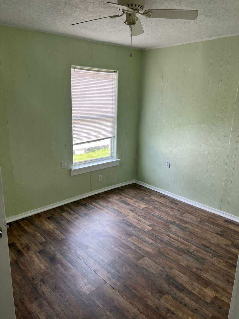 527 West 8th Street Freeport, TX 77541 - Photo 8 of 10