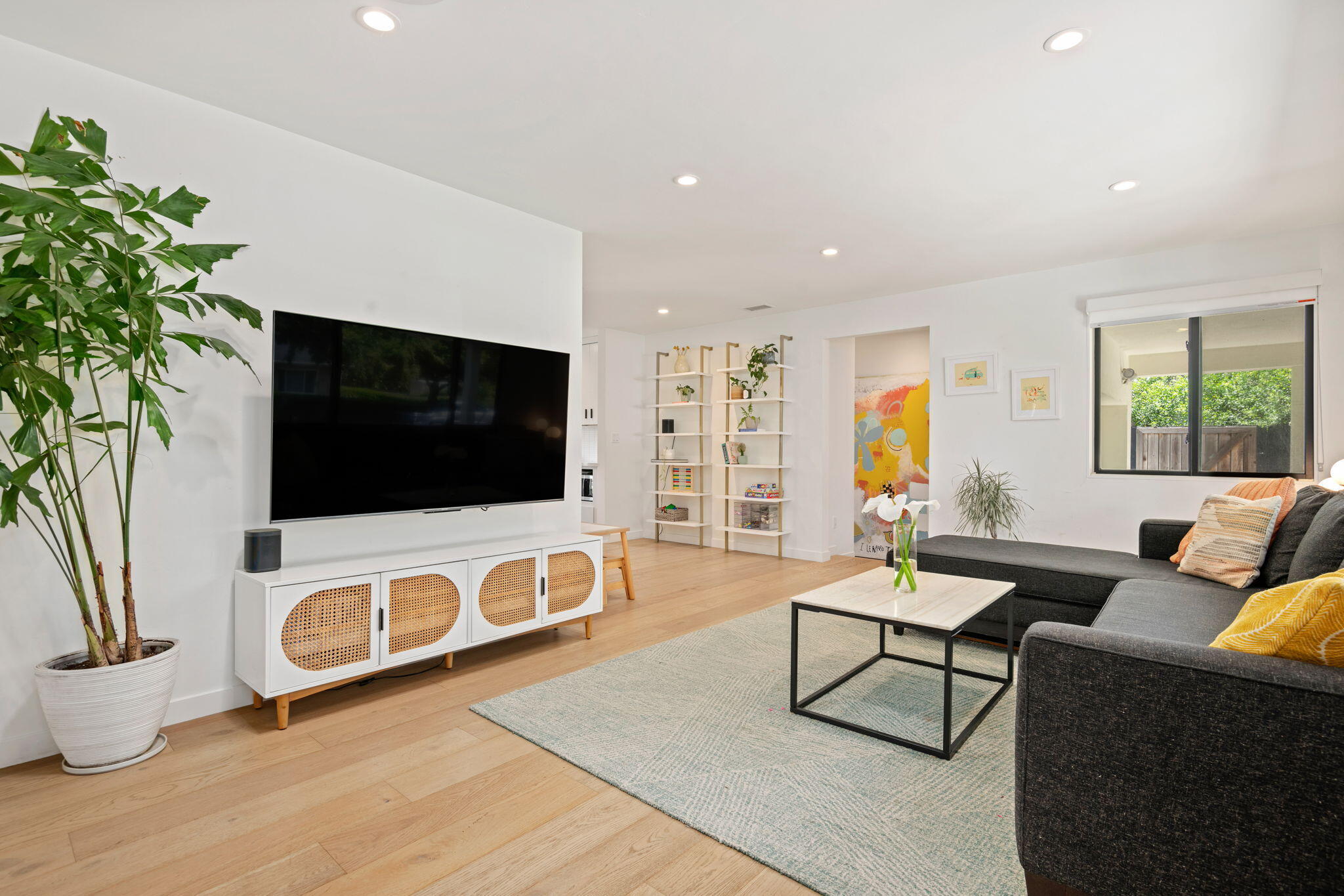 308 Cooper Road Santa Barbara, CA 93109 - Photo 5 of 29 Living Room