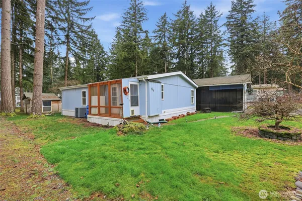 a view of a house with backyard and garden