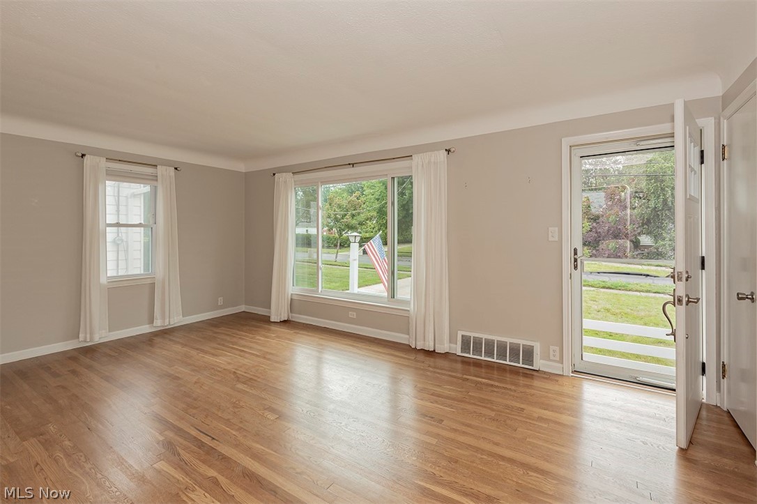 5523 Huron Road Lyndhurst, OH 44124 - Photo 6 of 34 View of the living room and front door entry on the right.