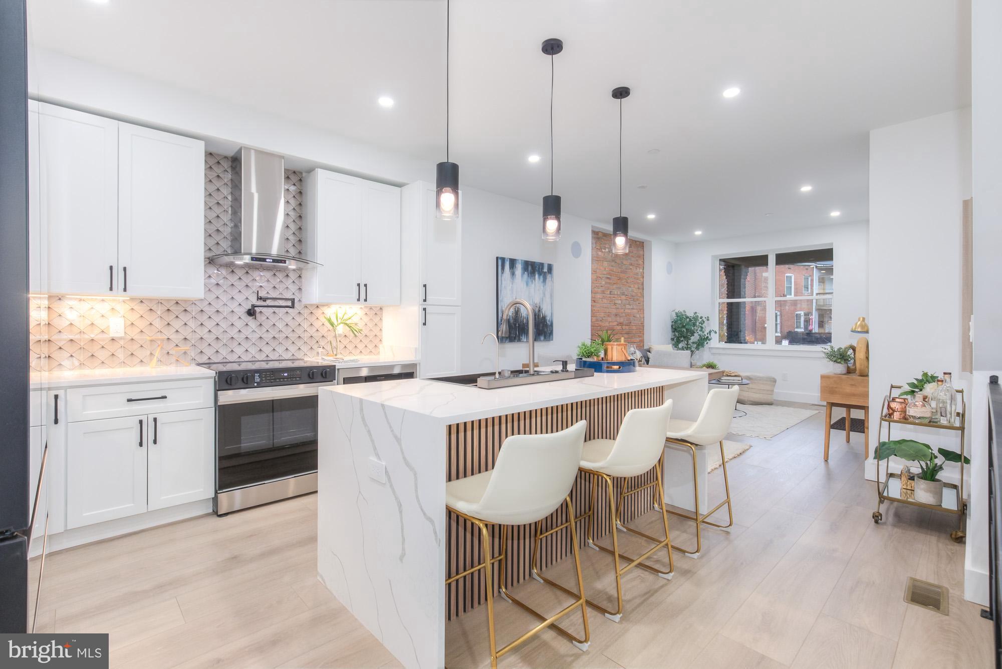 Designer kitchen w/ large island