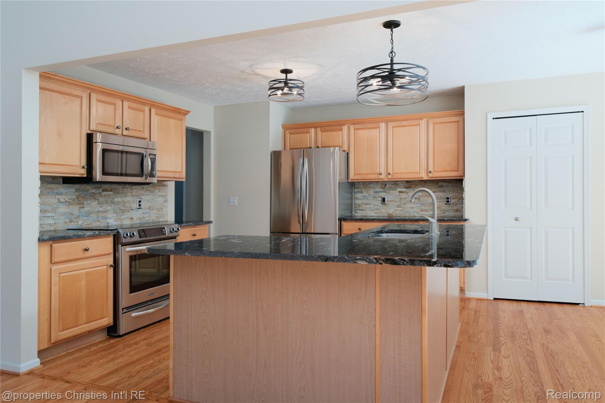 2005 North Splitstone Pinckney, MI 48169 - Photo 13 of 57 Granite countertops, stainless appliances and tons of storage