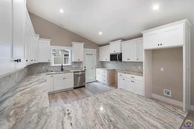 $424,995 | 4406 Southwest Lakeside Drive, Topeka, KS 66610