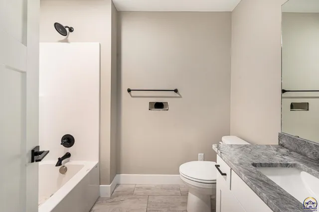 $424,995 | 4406 Southwest Lakeside Drive, Topeka, KS 66610