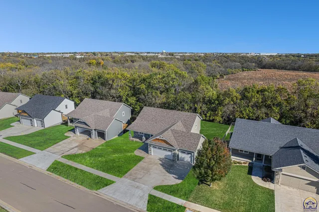 $424,995 | 4406 Southwest Lakeside Drive, Topeka, KS 66610