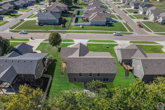 $424,995 | 4406 Southwest Lakeside Drive, Topeka, KS 66610