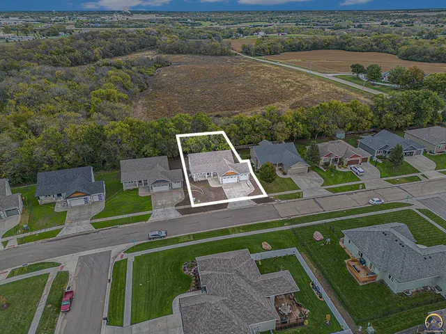 $424,995 | 4406 Southwest Lakeside Drive, Topeka, KS 66610