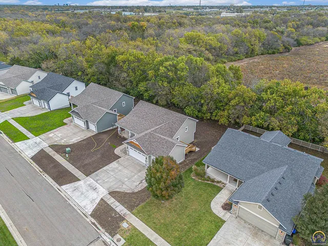 $424,995 | 4406 Southwest Lakeside Drive, Topeka, KS 66610