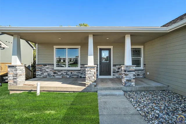 $424,995 | 4406 Southwest Lakeside Drive, Topeka, KS 66610
