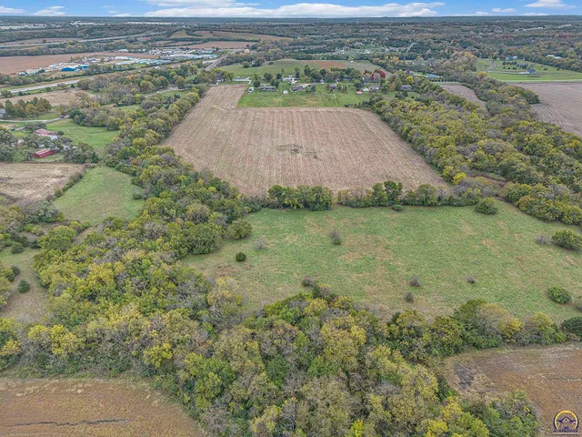 $424,995 | 4406 Southwest Lakeside Drive, Topeka, KS 66610