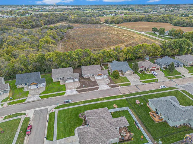 $424,995 | 4406 Southwest Lakeside Drive, Topeka, KS 66610