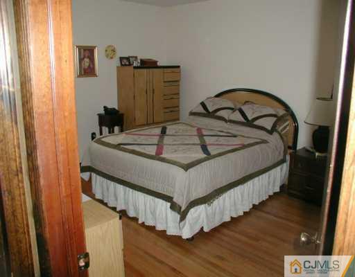 8 Elizabeth Court Edison, NJ 08817 - Photo 4 of 8