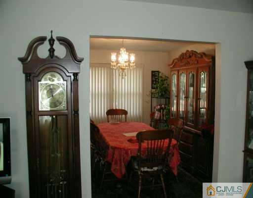 8 Elizabeth Court Edison, NJ 08817 - Photo 5 of 8