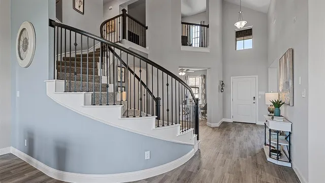a view of entryway and livingroom with furniture