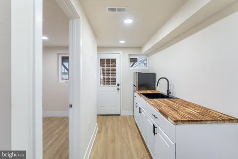 a view of yard in front of building