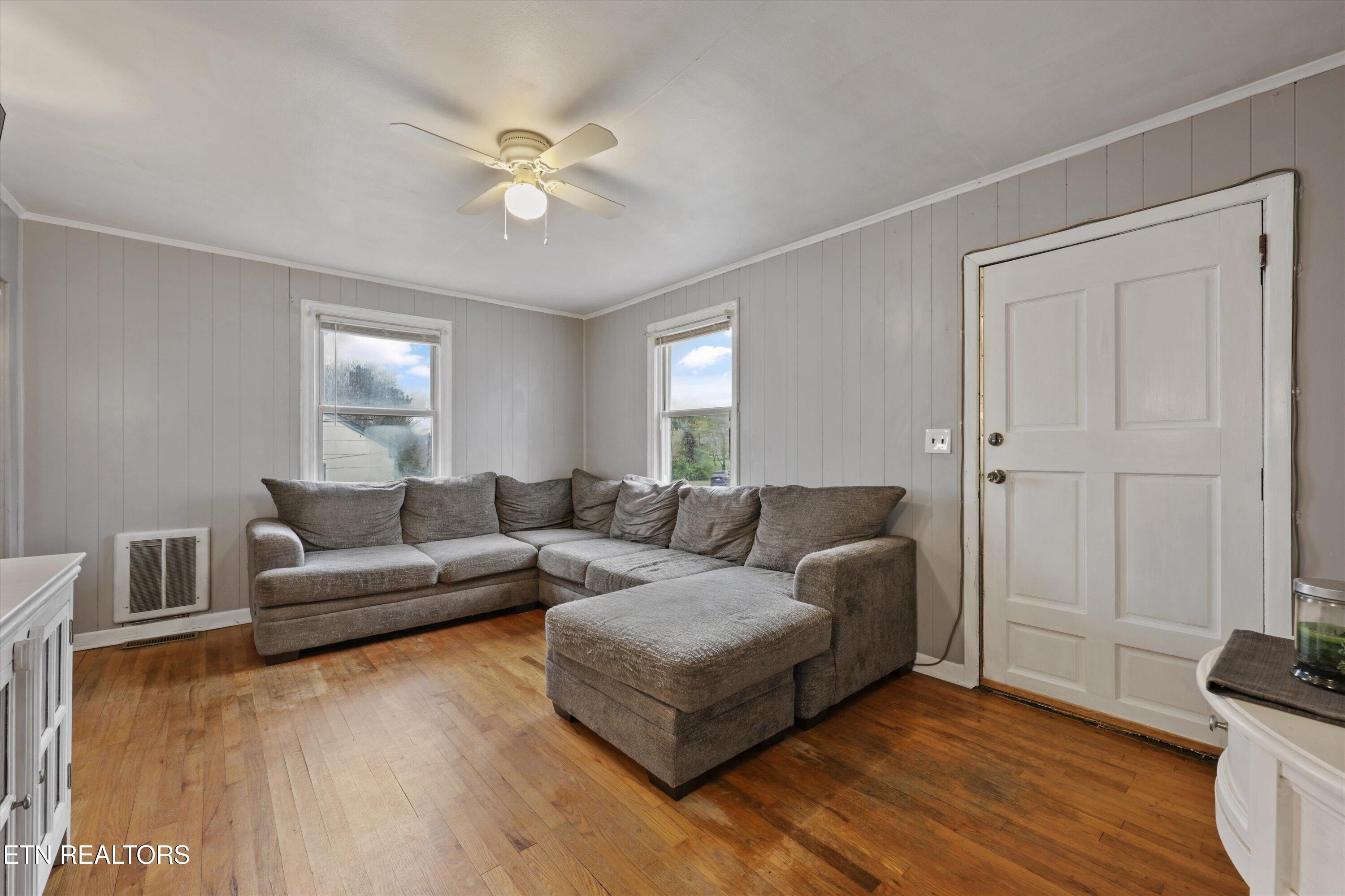 4303 Bruhin Road Knoxville, TN 37912 - Photo 12 of 19 Living Room