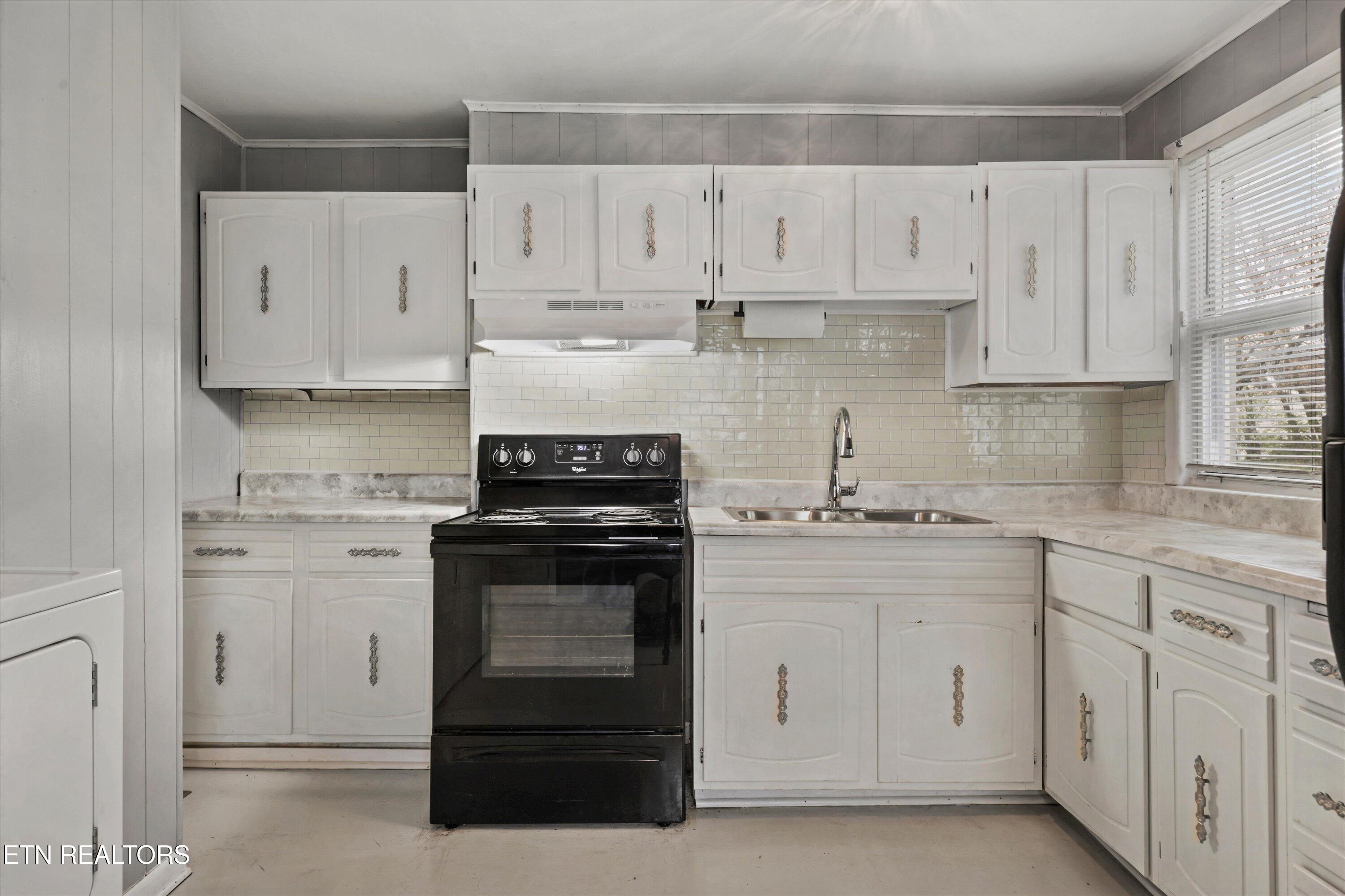 4303 Bruhin Road Knoxville, TN 37912 - Photo 2 of 19 Bright Kitchen