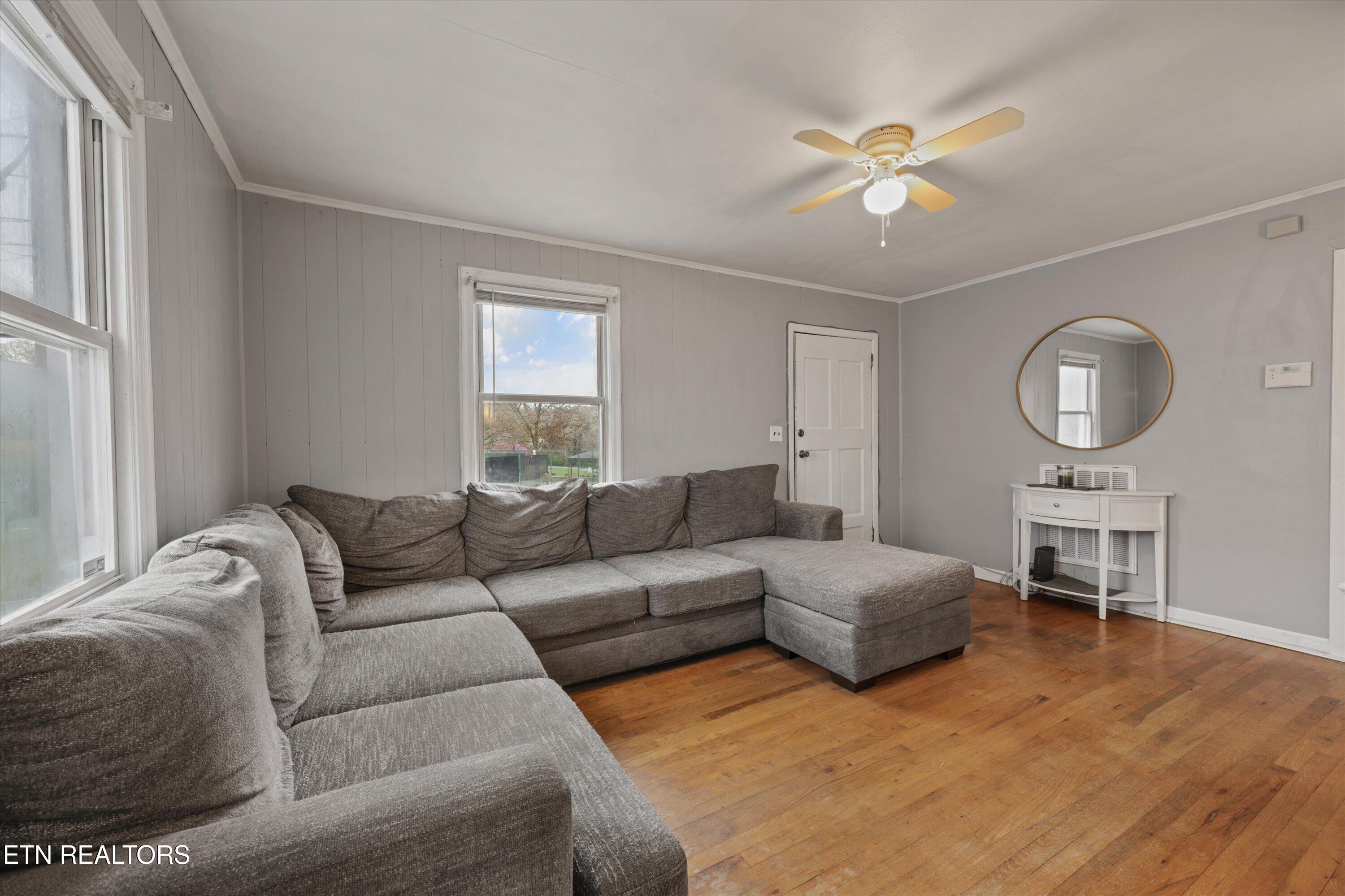 4303 Bruhin Road Knoxville, TN 37912 - Photo 3 of 19 Living Room