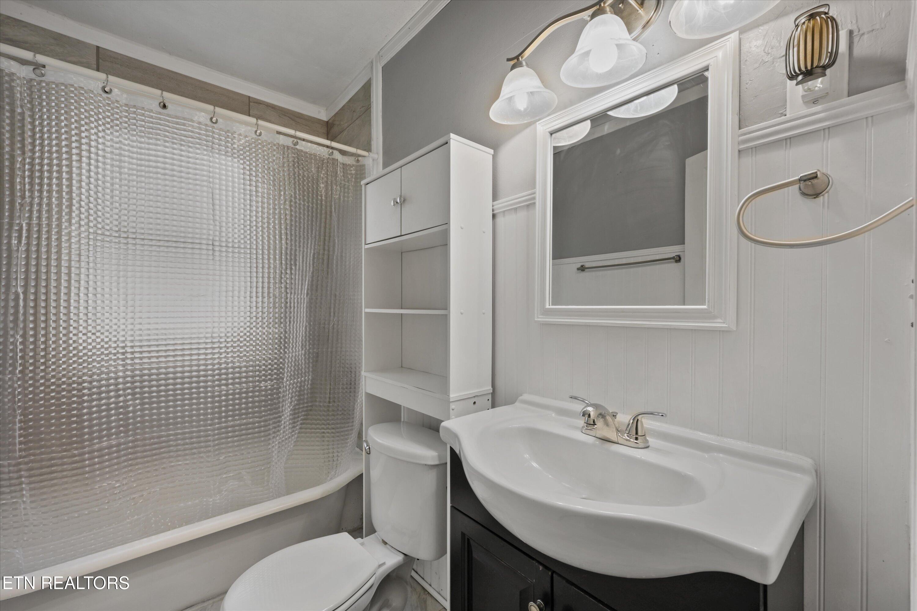 4303 Bruhin Road Knoxville, TN 37912 - Photo 6 of 19 Bathroom