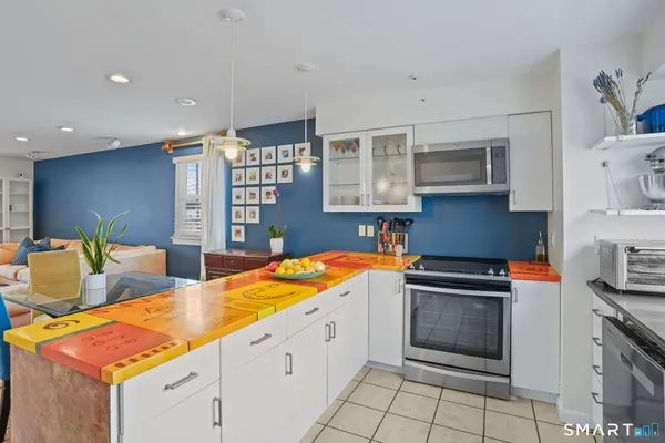$3,025 | 130 Myrtle Avenue, Unit A, Stamford, CT 06902