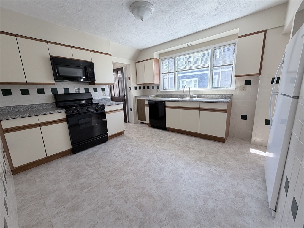 861 Fellsway, Unit 1 Medford, MA 02155 - Photo 4 of 14