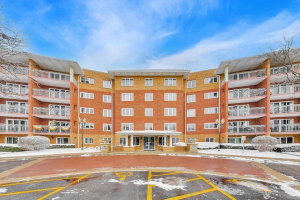 $369,000 | 710 Creekside Drive, Unit 110A, Mount Prospect, IL 60056