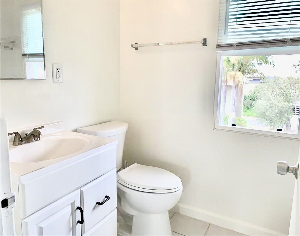 462 Seaward Road Corona del Mar, CA 92625 - Photo 12 of 25 BATHROOM