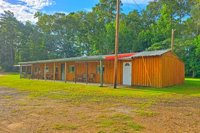 a view of a house with backyard