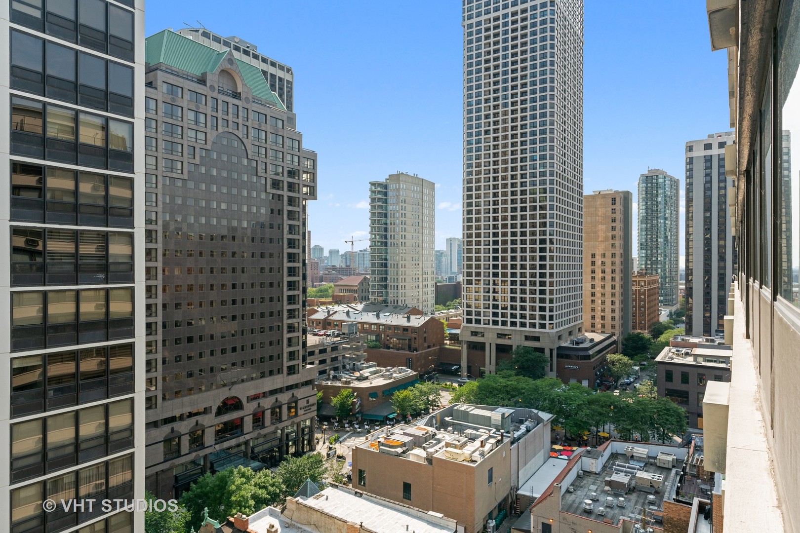 33 East Cedar Street, Unit 8H Chicago, IL 60611 - Photo 3 of 15 a picture of city view