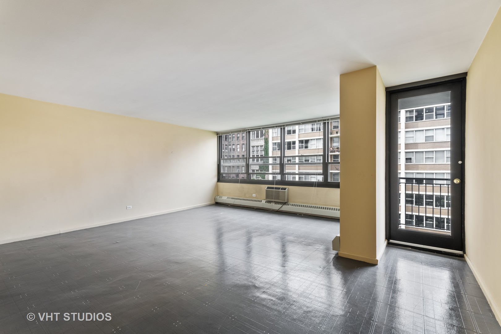 33 East Cedar Street, Unit 8H Chicago, IL 60611 - Photo 6 of 15 an empty room with windows