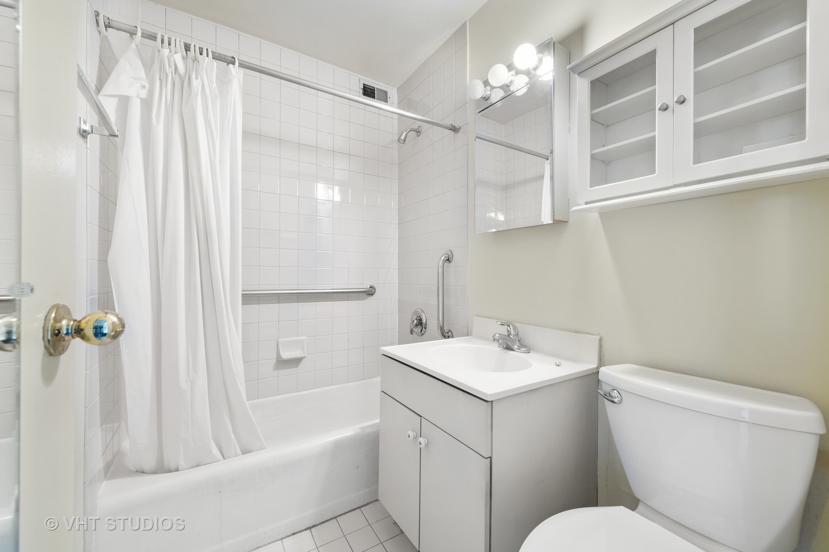 33 East Cedar Street, Unit 8H Chicago, IL 60611 - Photo 9 of 15 a bathroom with a sink toilet and shower